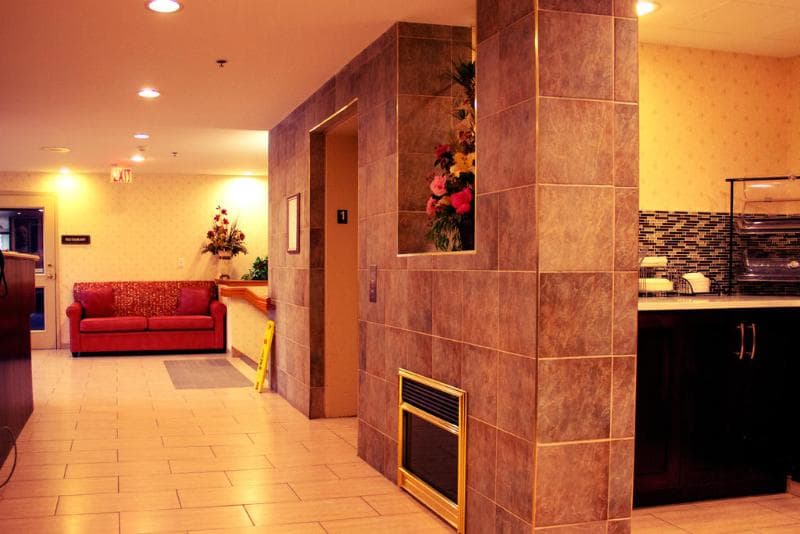 Pacific Inn & Suites 4