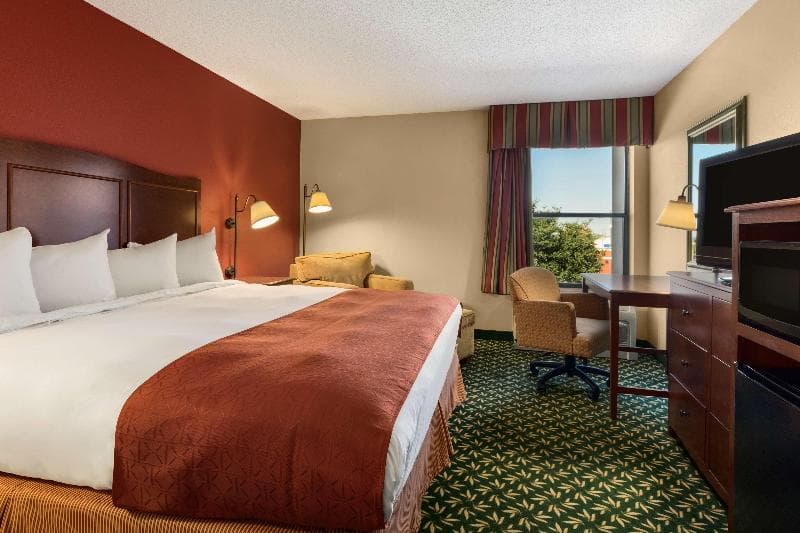 Comfort Inn & Suites 4