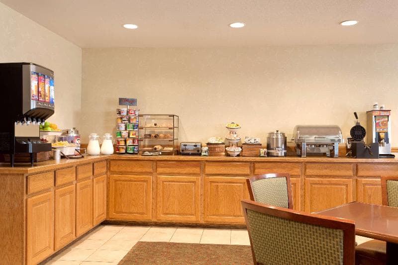 Country Inn & Suites by Radisson, Nevada, MO 3