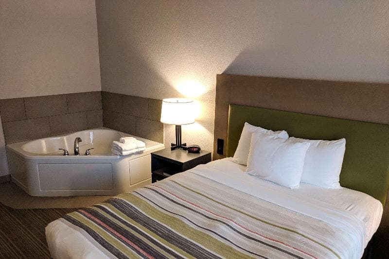 Comfort Inn & Suites 4