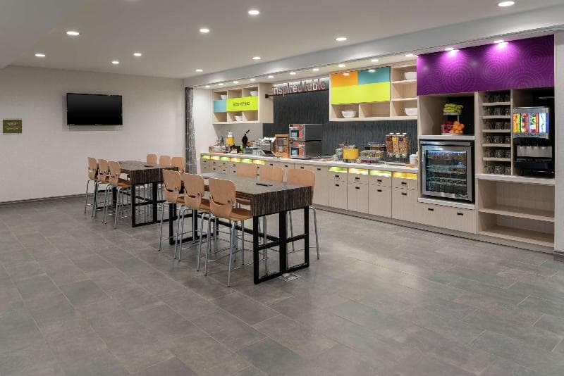 Home2 Suites by Hilton Indianapolis Airport 3