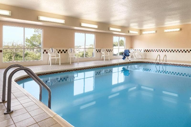 Country Inn & Suites by Radisson, Davenport, IA 4