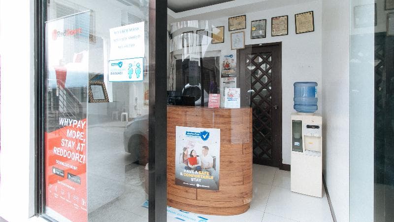 Reddoorz @ San Antonio Makati - Vaccinated Staff 3