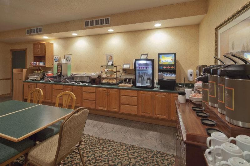 Country Inn & Suites by Radisson, Prairie du Chien, WI 4