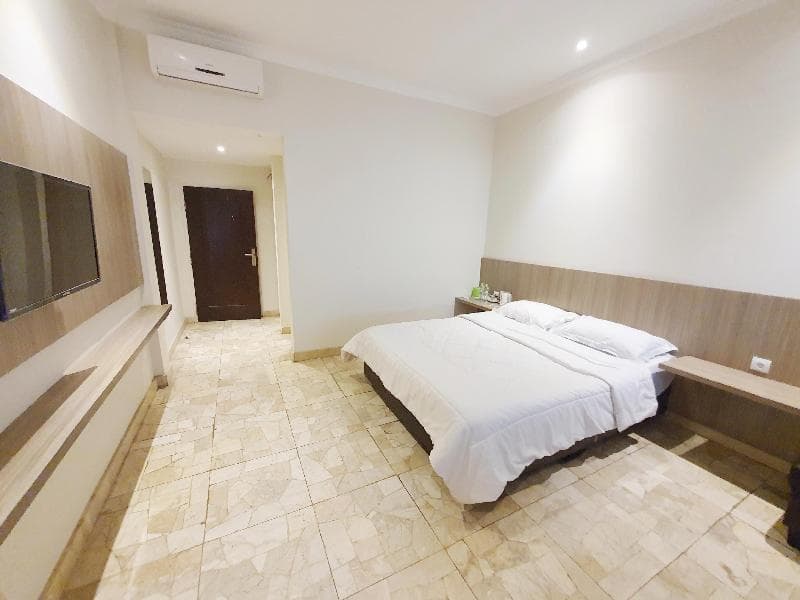 77 Sunset Plaza 5