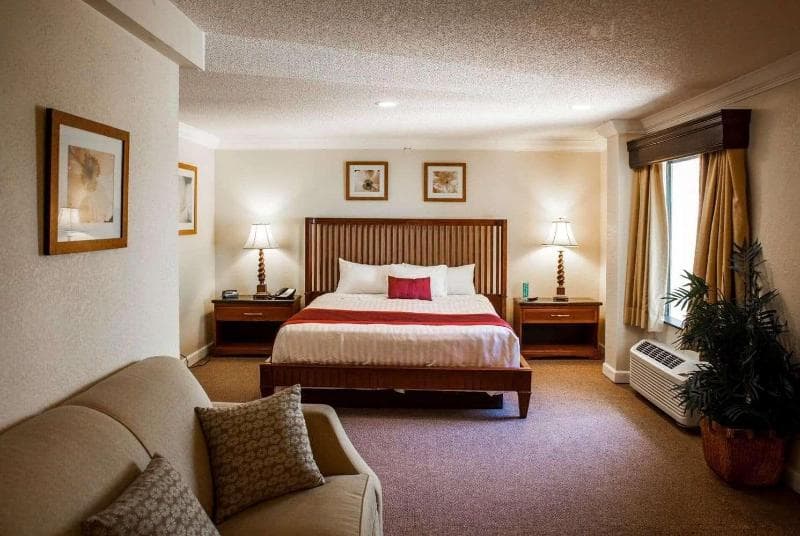 Days Inn & Suites By Wyndham Lake Okeechobee 5