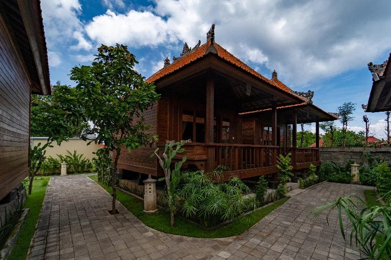 Tapa Bale Gede Lembongan by Pramana 5
