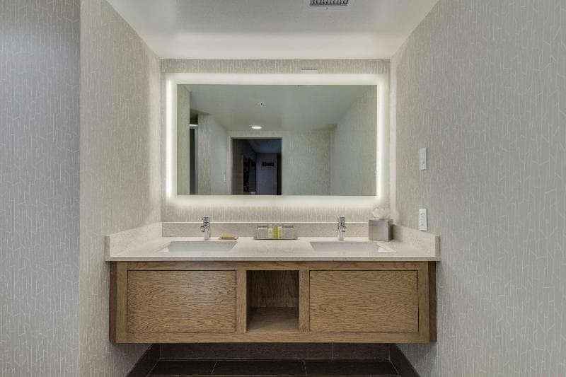 DoubleTree by Hilton Phoenix Chandler 5
