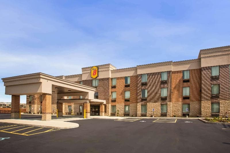Super 8 by Wyndham St. Louis North photo 1