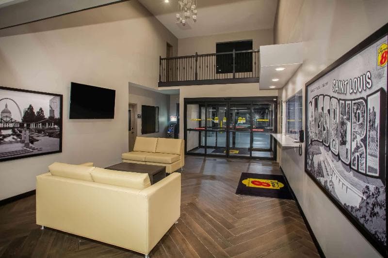 Super 8 by Wyndham St. Louis North 5