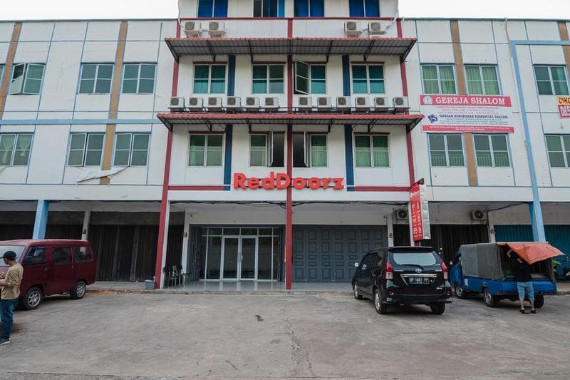 RedDoorz Plus near Kepri Mall 2