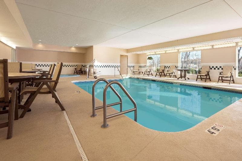 Country Inn & Suites By Radisson, Clinton, Ia 5