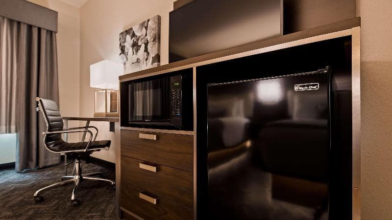 Best Western Plus Parkside Inn & Suites 4
