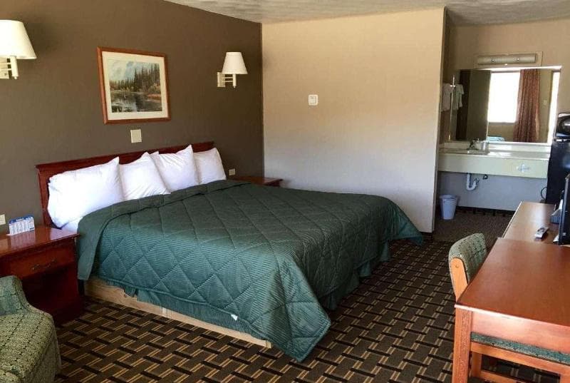 Travelodge by Wyndham Evanston 3