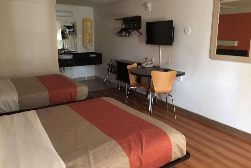 Travelodge By Wyndham Benton Harbor Mi 4