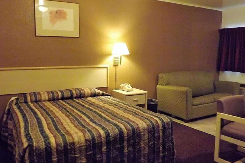 Travelodge by Wyndham Farmington 4