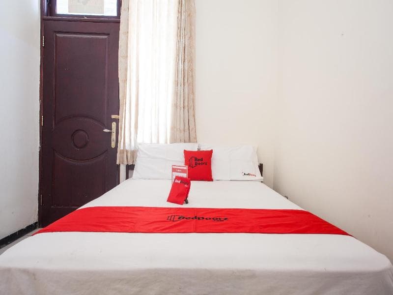 Reddoorz @ Raya Ngagel 2 photo 1