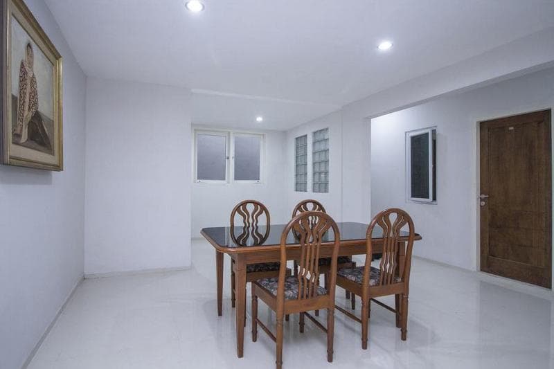 Urooms Tanah Abang 4
