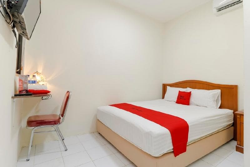 Reddoorz Plus Near Ciputra World Kuningan 2 5