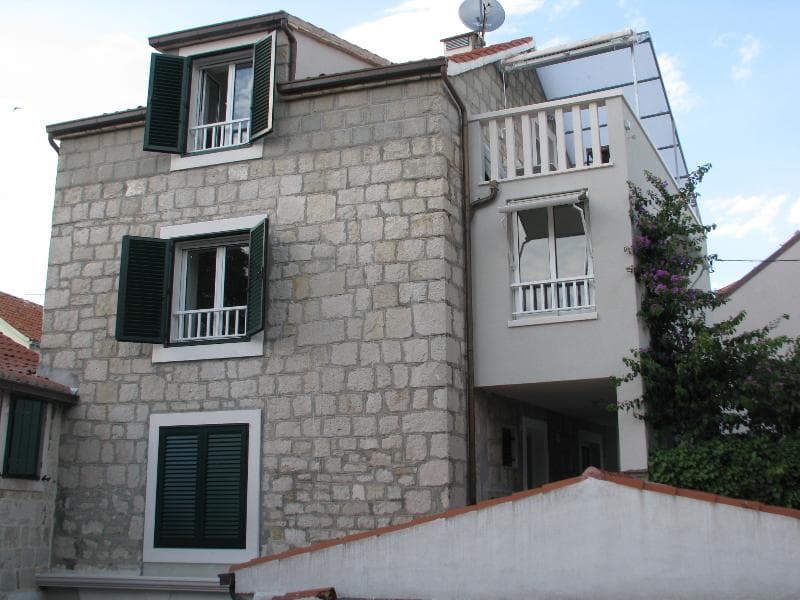 Split Center Suites 1