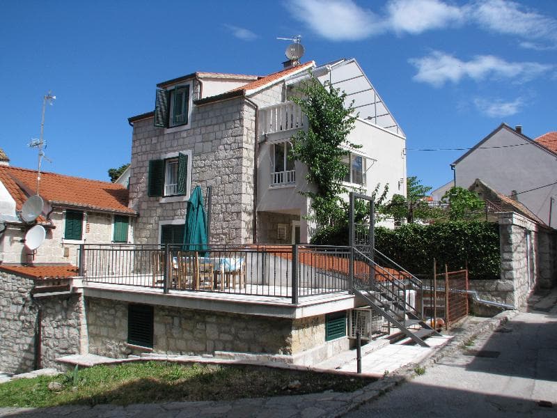 Split Center Suites 4