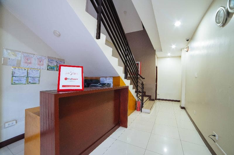 Reddoorz Near Angeles University Foundation 3