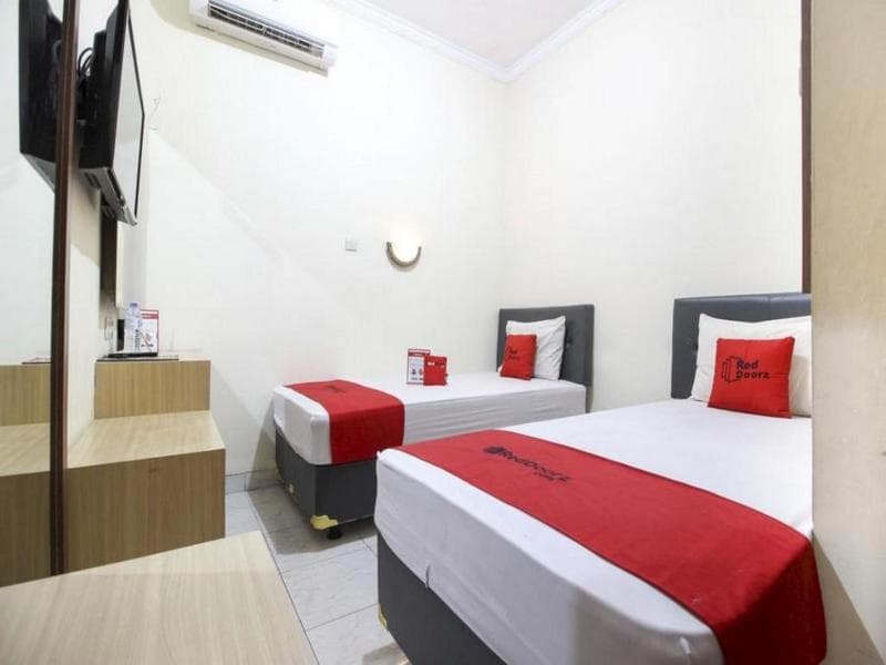 Reddoorz Plus Near Stadion Mandala Krida main