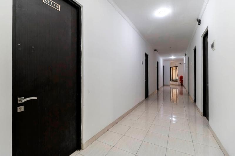Reddoorz Plus Near Trisakti University 3