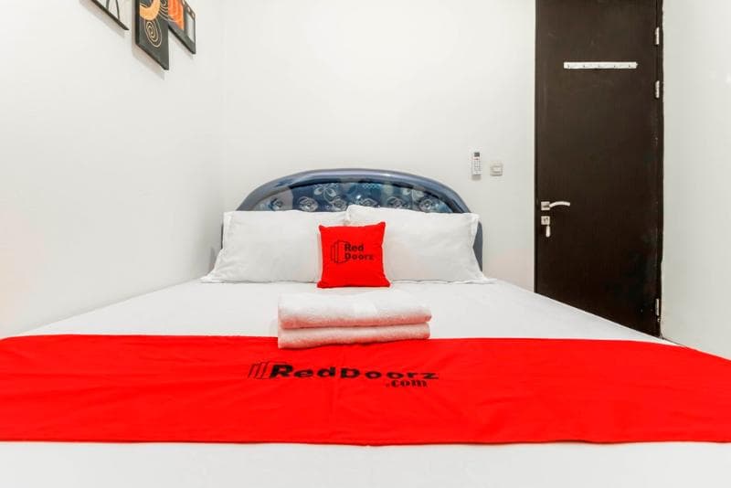 Reddoorz Plus Near Trisakti University 5