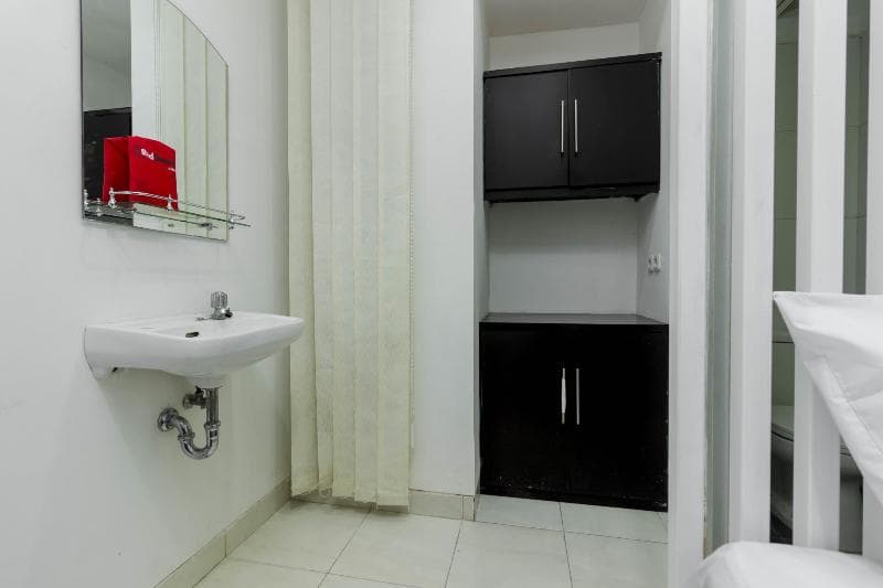 Reddoorz Plus @ Pasar Baru photo 1