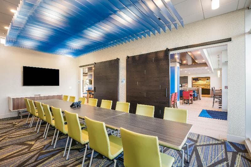 Holiday Inn Express & Suites Jacksonville - Town Center photo 1