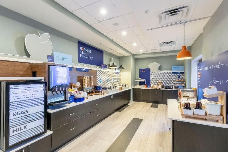 Holiday Inn Express & Suites Jacksonville - Town Center 3