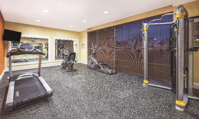 La Quinta Inn & Suites by Wyndham Niagara Falls 2