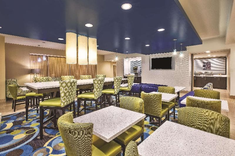 La Quinta Inn & Suites by Wyndham Niagara Falls 3