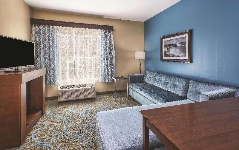 La Quinta Inn & Suites by Wyndham Niagara Falls 5