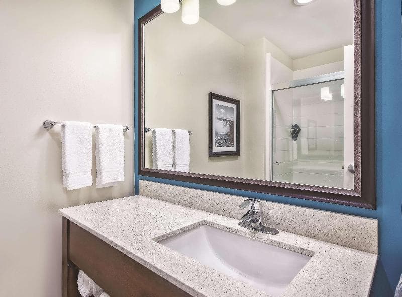 La Quinta Inn & Suites by Wyndham Niagara Falls 4
