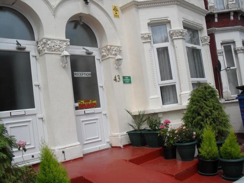 OYO Stratford Hotel main
