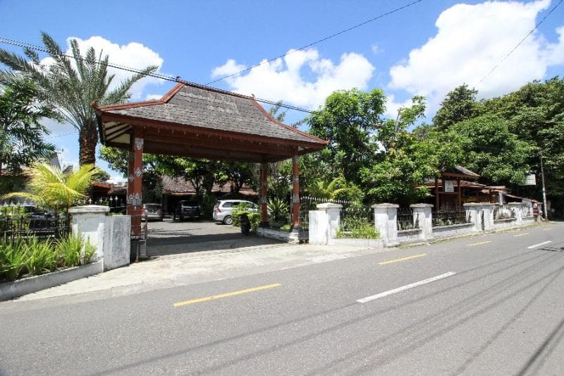 Reddoorz Plus Near Alun Alun Selatan 2 3