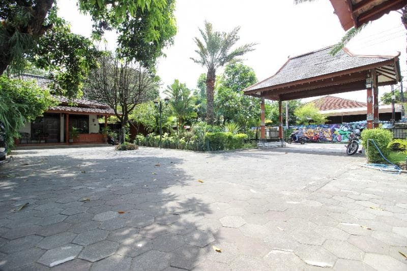 Reddoorz Plus Near Alun Alun Selatan 2 4