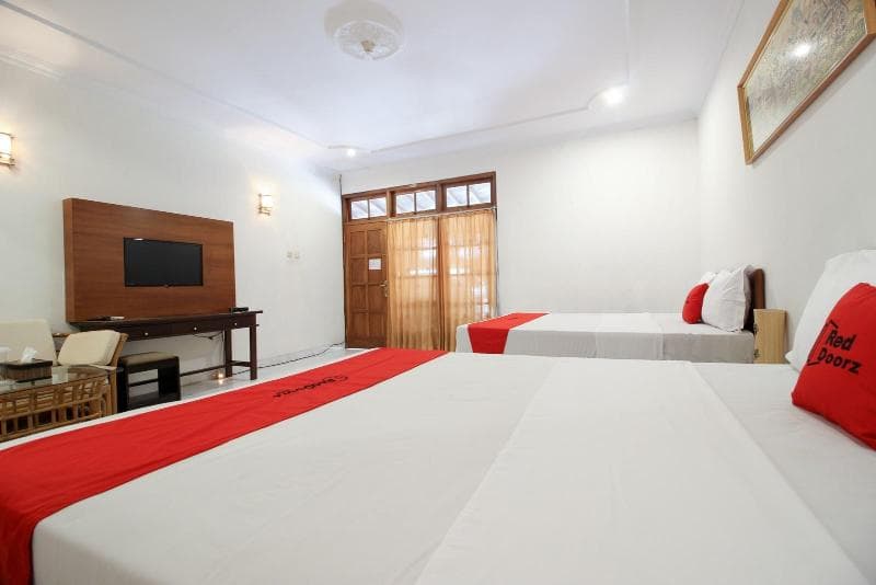 Reddoorz Plus Near Alun Alun Selatan 2 photo 1