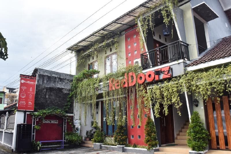 RedDoorz near Hartono Mall