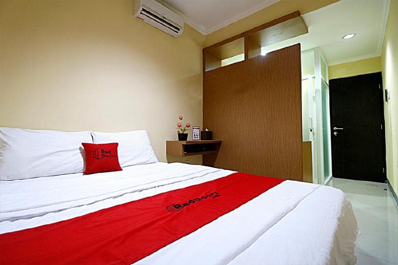 Reddoorz Plus Near Itc Cempaka Mas 3