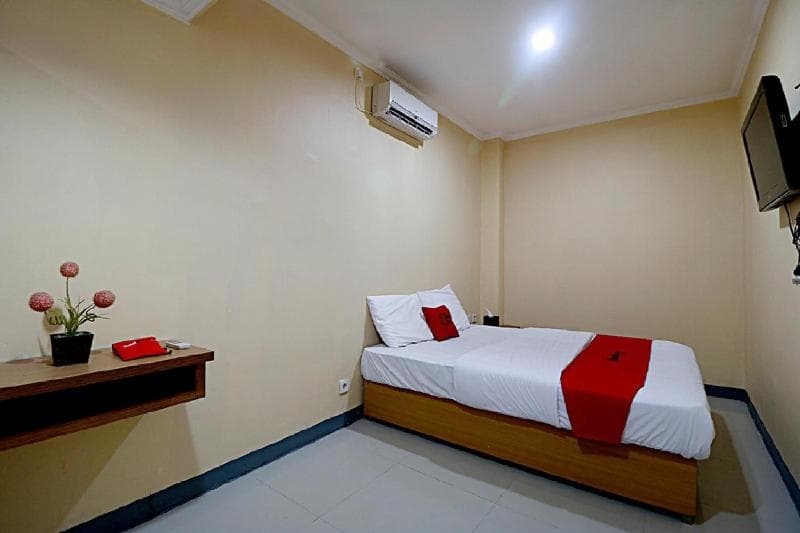 Reddoorz Plus Near Itc Cempaka Mas photo 1