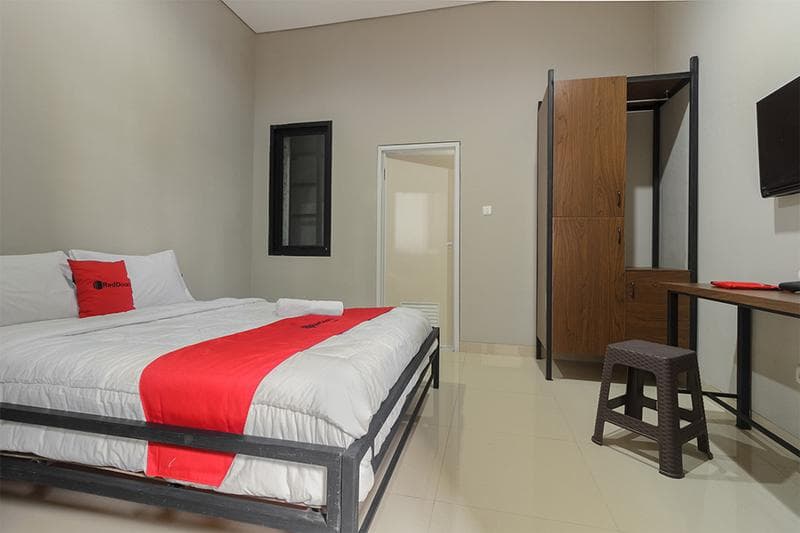 Reddoorz Near Puri Indah Mall 4