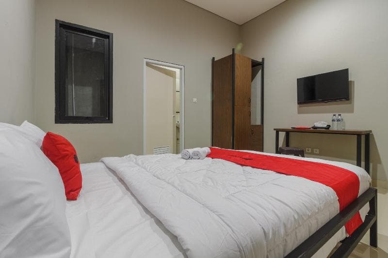 Reddoorz Near Puri Indah Mall 3