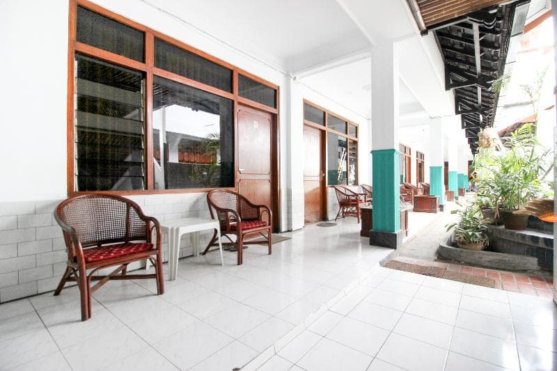 Reddoorz Plus Near Alun Alun Selatan main