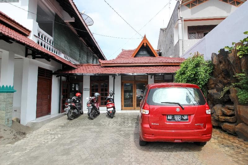 Reddoorz Plus Near Alun Alun Selatan 3