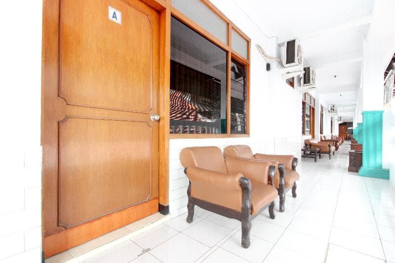 Reddoorz Plus Near Alun Alun Selatan 4