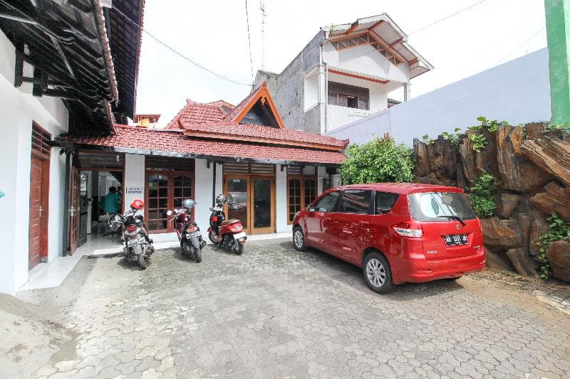 Reddoorz Plus Near Alun Alun Selatan 5