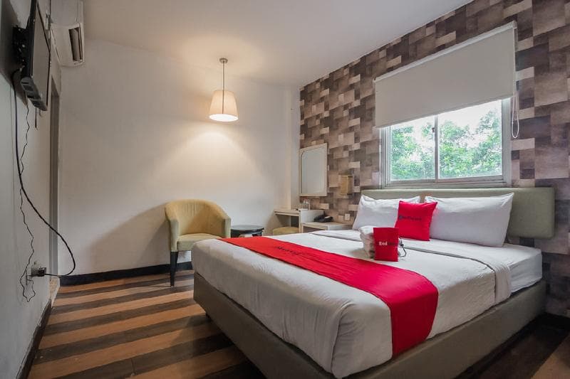 Reddoorz Plus Near Mangga Besar Station 2 2